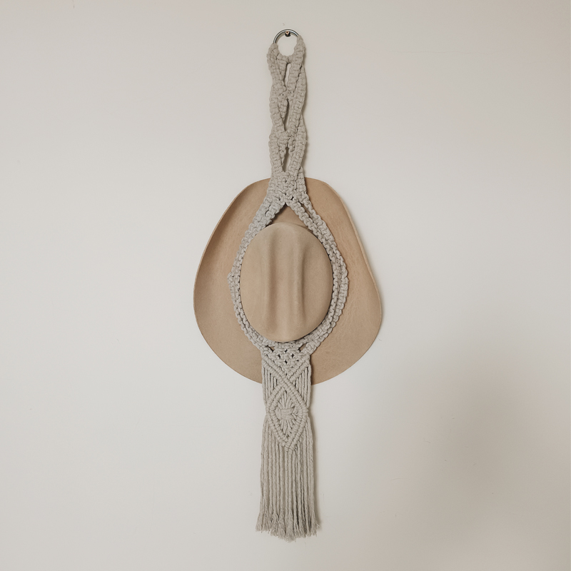 Suporte para chapéu em macramê