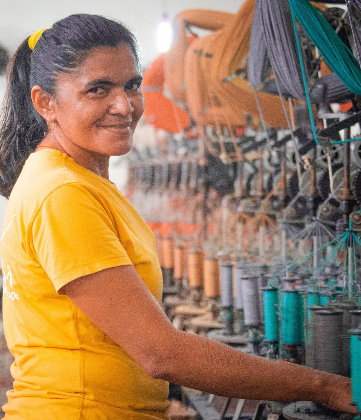 Artesã na produção têxtil da Santa Luzia
