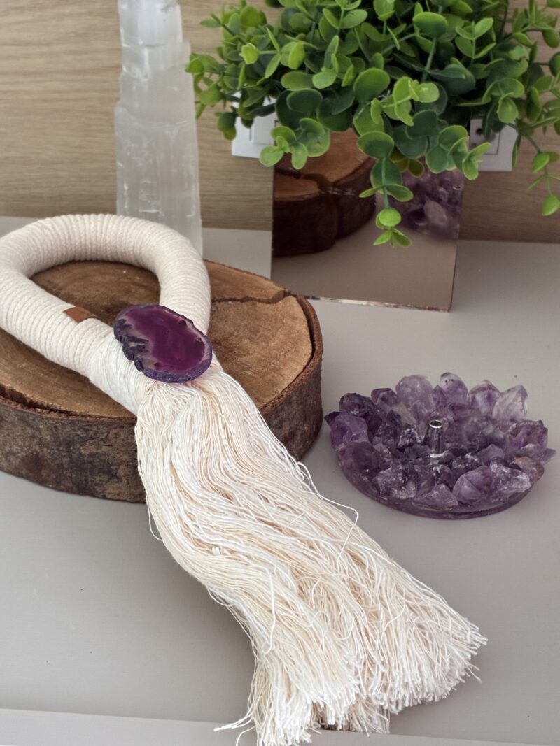 Colar de mesa cru com pedra roxa em composição artesanal