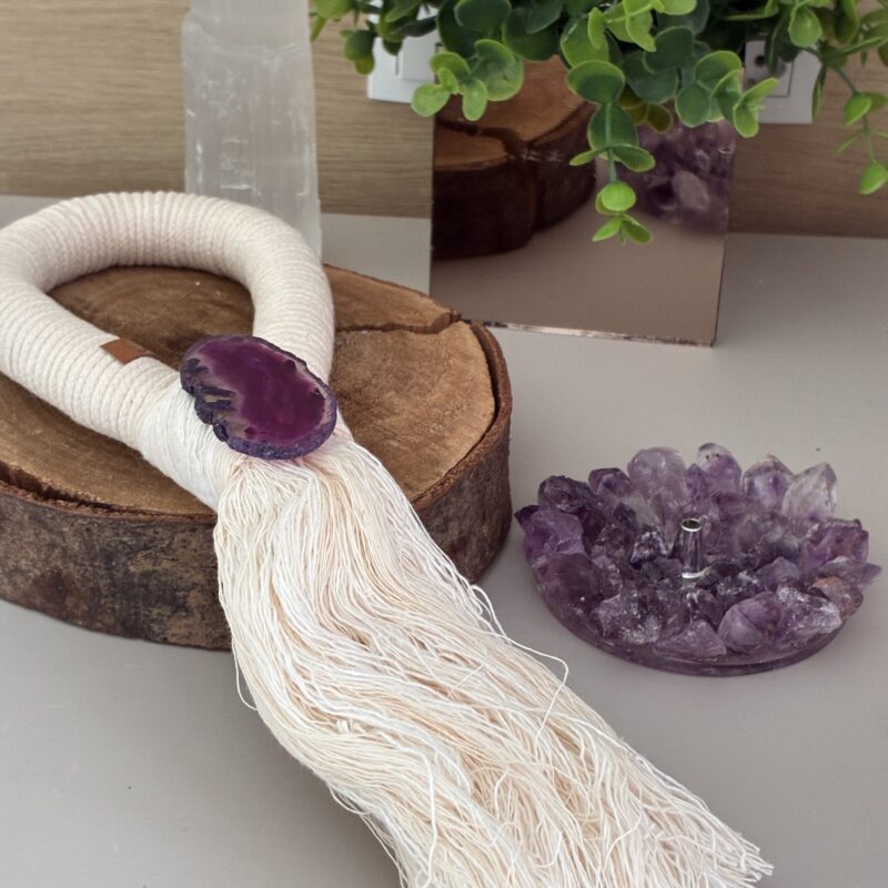 Colar de mesa cru com pedra roxa em composição artesanal