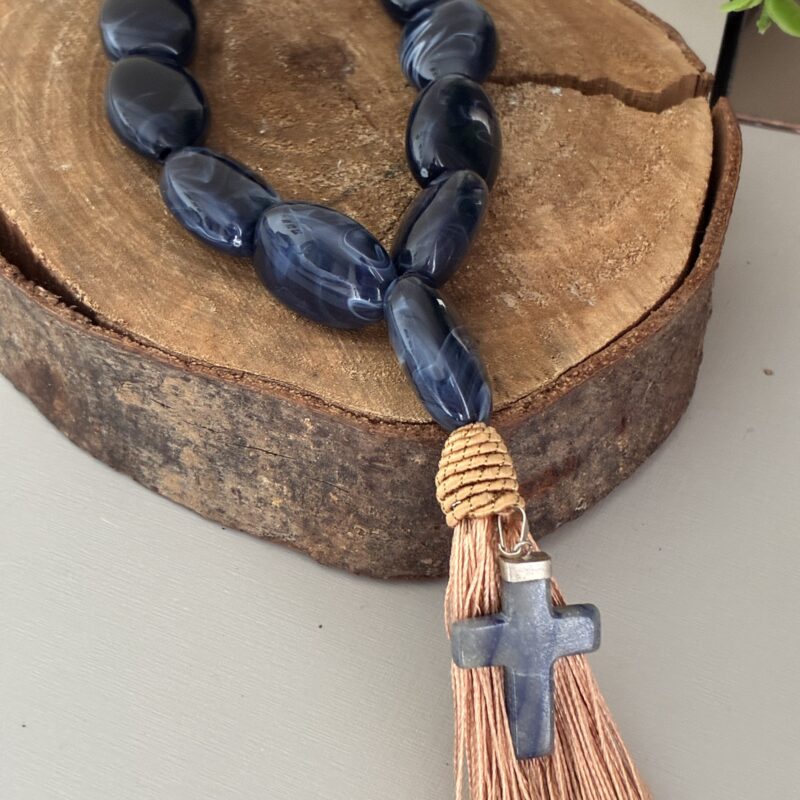 Colar de mesa com pedra azul e crucifixo artesanal