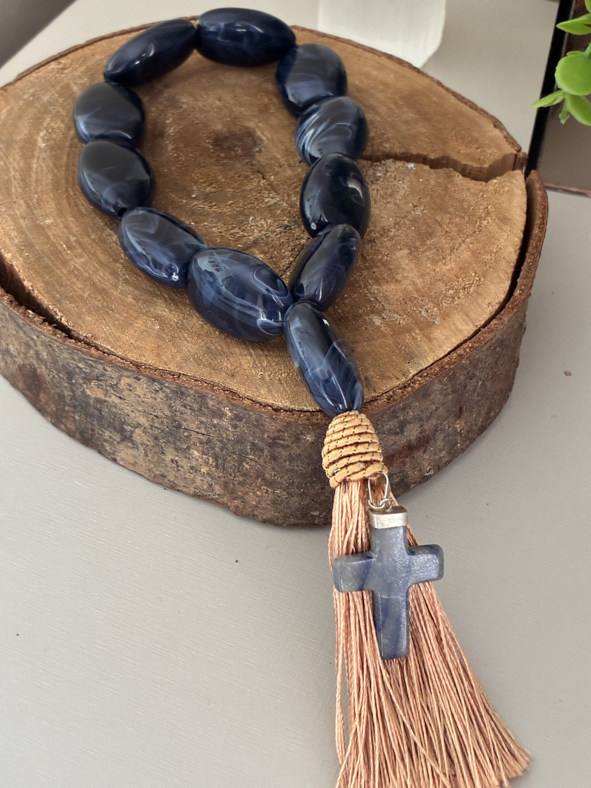 Colar de mesa com pedra azul e crucifixo artesanal