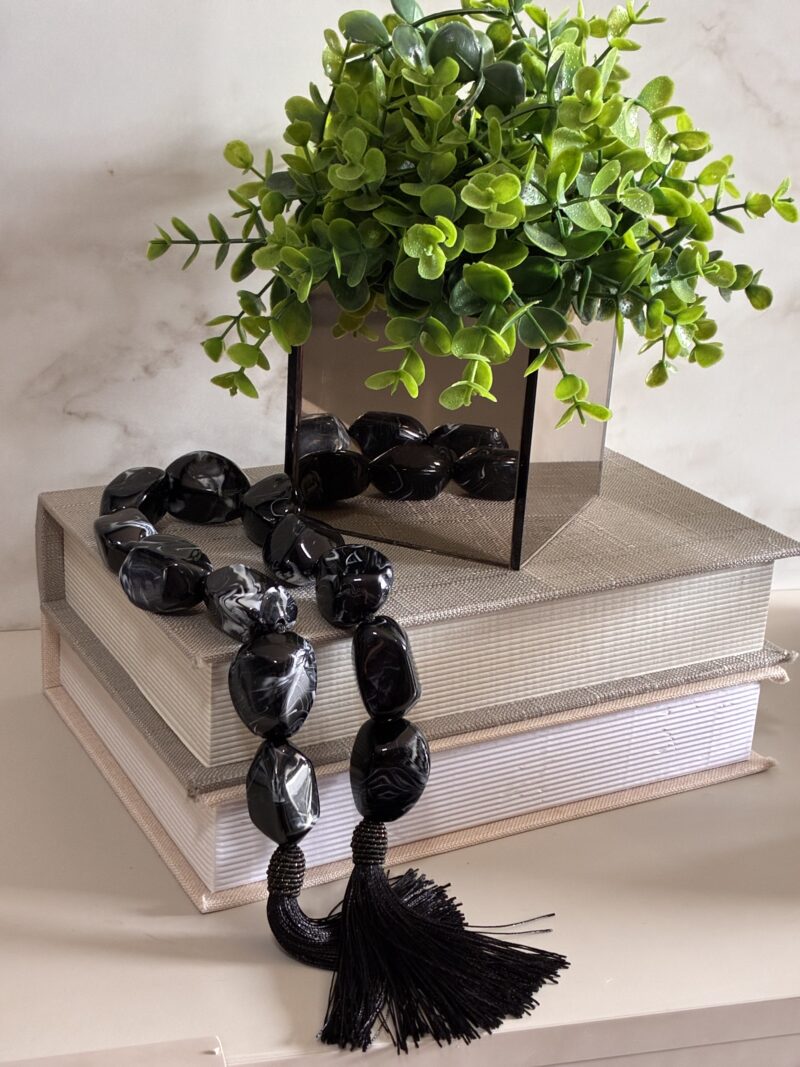 Colar de mesa artesanal com pedra grande preta