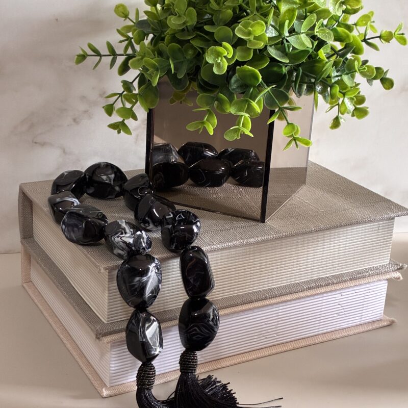 Colar de mesa artesanal com pedra grande preta