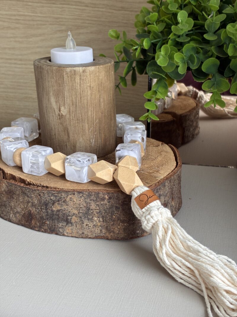 Colar de mesa cru com borlas e detalhes quadrados