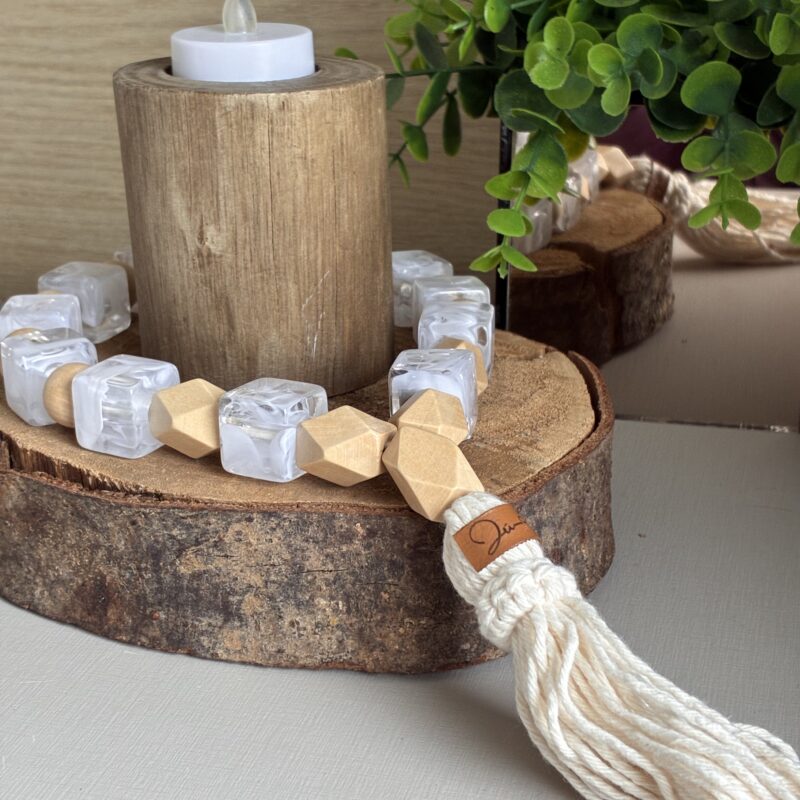 Colar de mesa cru com borlas e detalhes quadrados