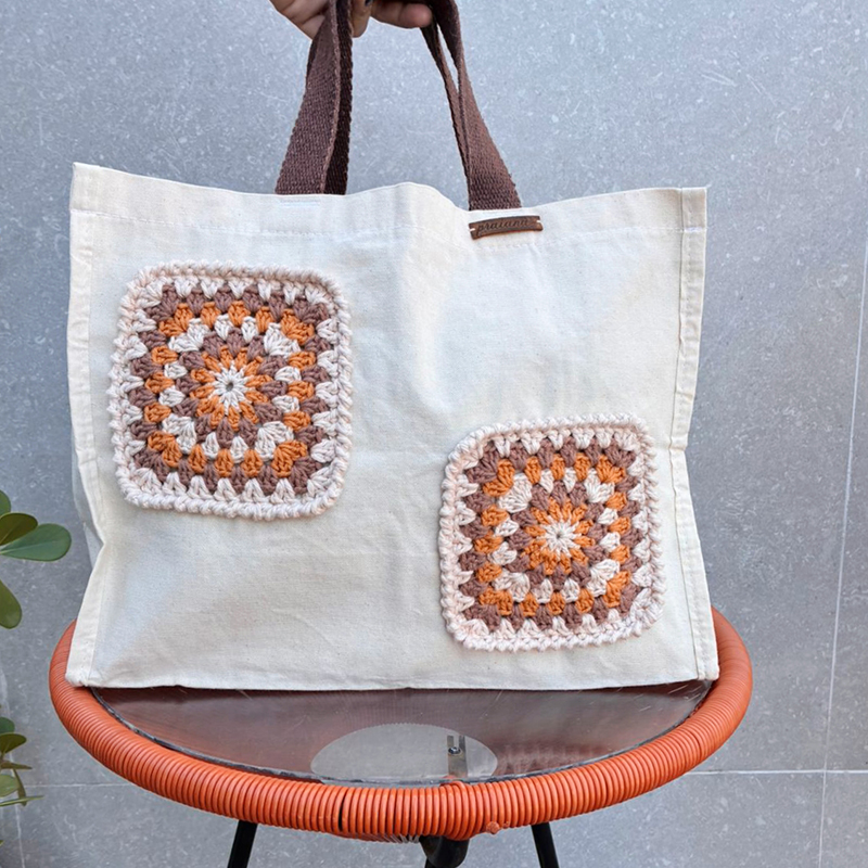 Bolsa Mosaico DuoTerra com aplicações de crochê em tons terrosos
