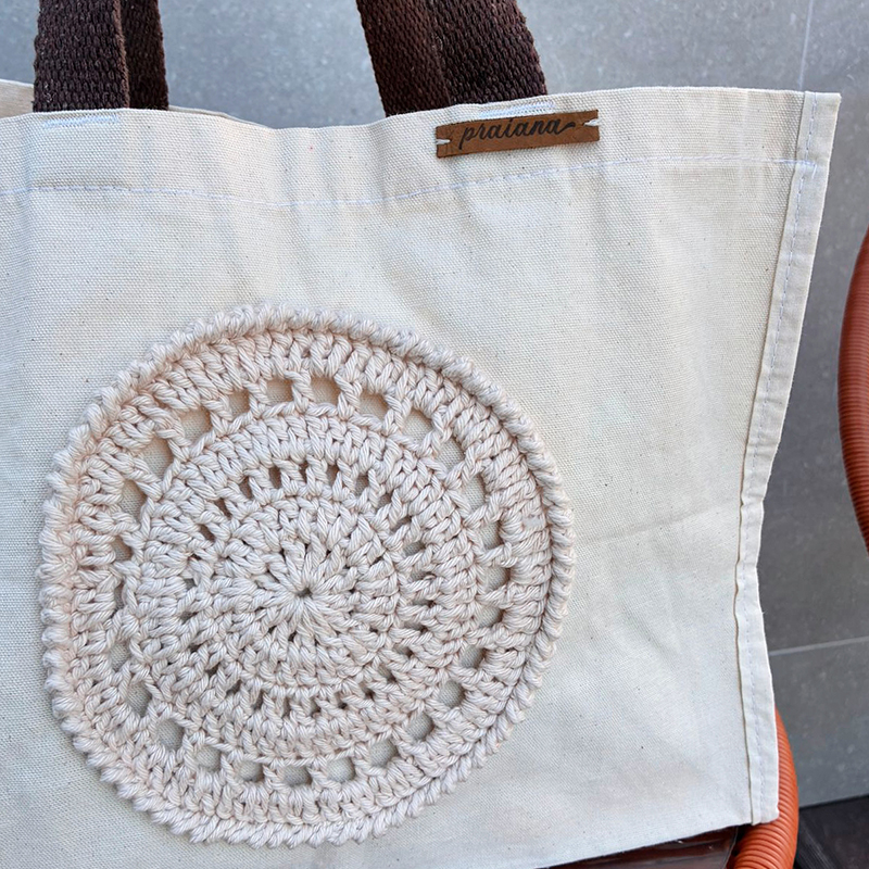 Bolsa Mandala Areia com aplicação circular de crochê claro