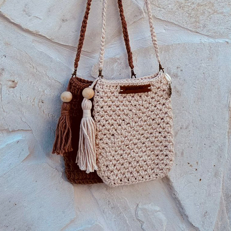 Bolsa Orla Cru em primeiro plano e bolsa marrom ao fundo