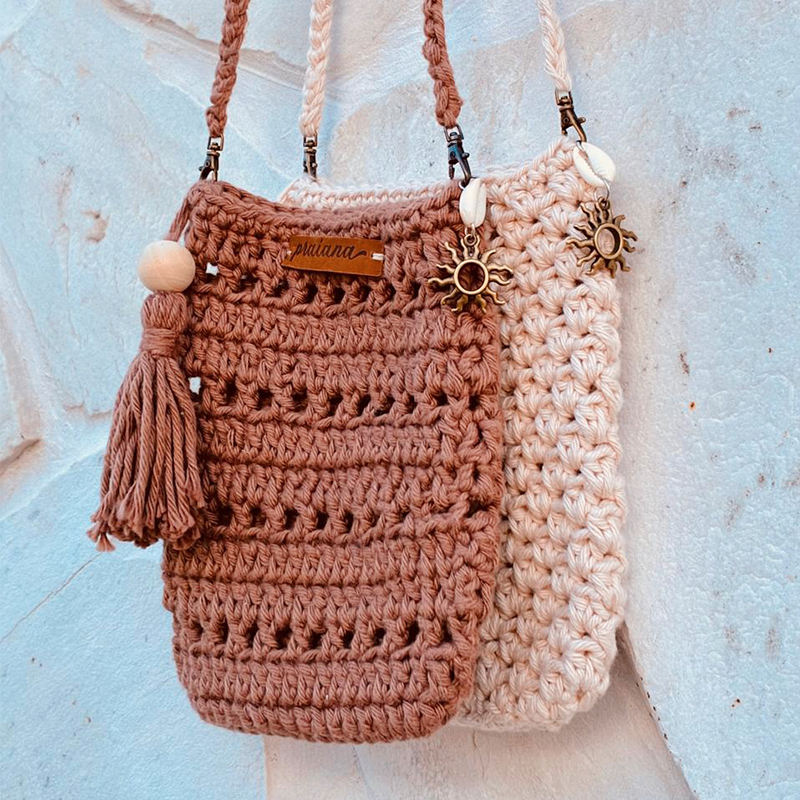 Bolsa Orla Marrom em primeiro plano e bolsa cru ao fundo