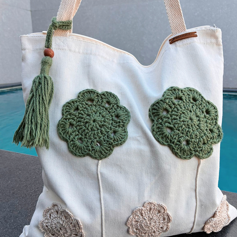 Bolsa Jardim clara com flores de crochê verdes