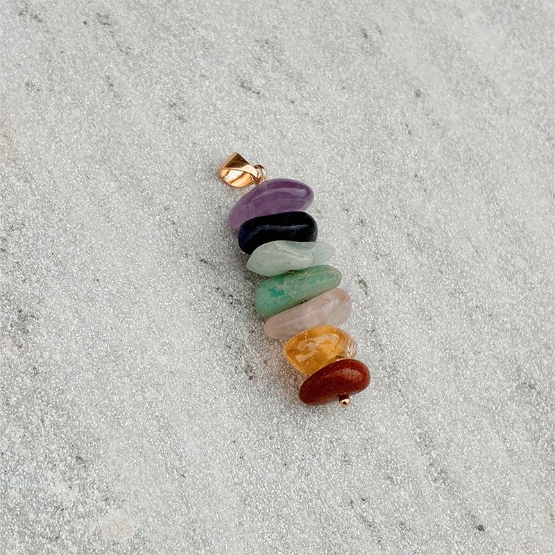 Pingente em prata com uma composição de pedras coloridas.
