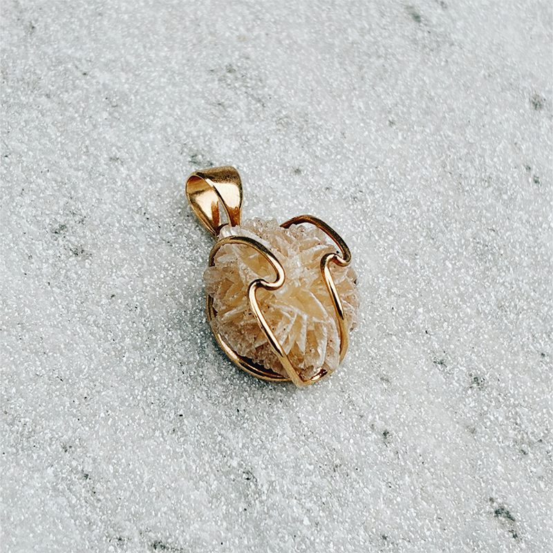 Pingente em prata com rosa do deserto natural e acabamento dourado.