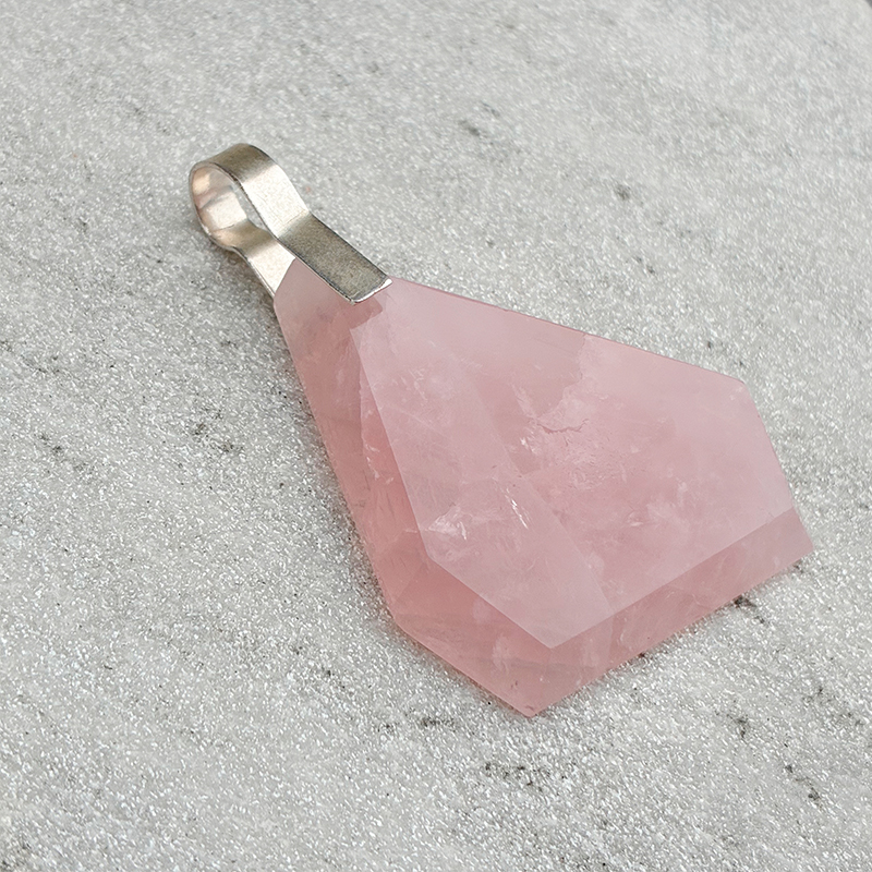 Pingente em prata com quartzo rosa natural facetado em tom suave.