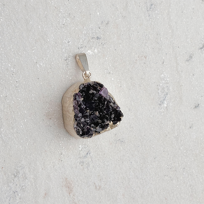 Pingente em prata com drusa de ametista e cristais em tons profundos de violeta.