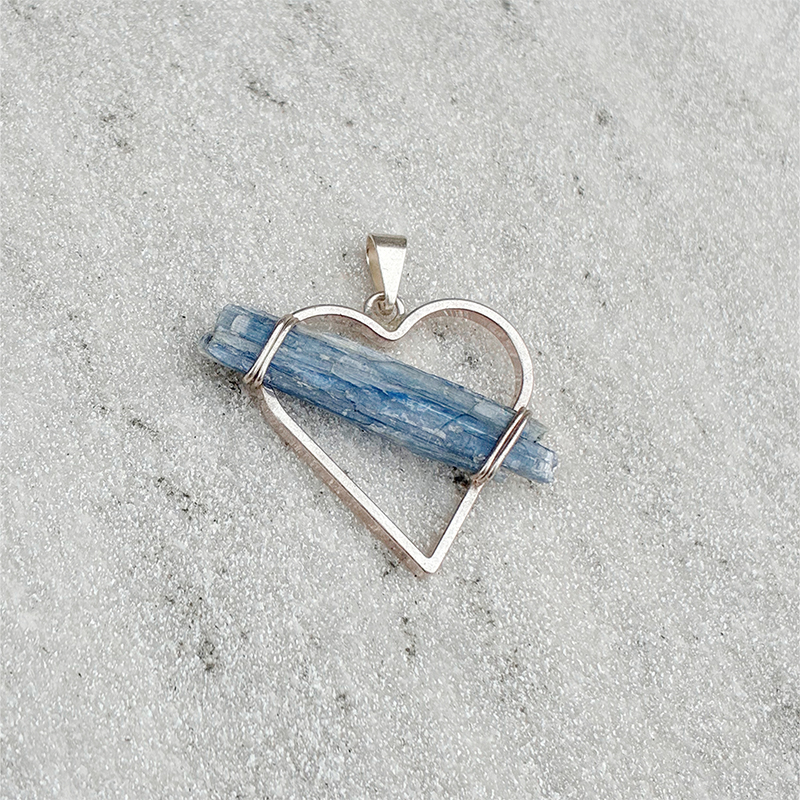 Pingente em prata com cianita azul e desenho de coração.