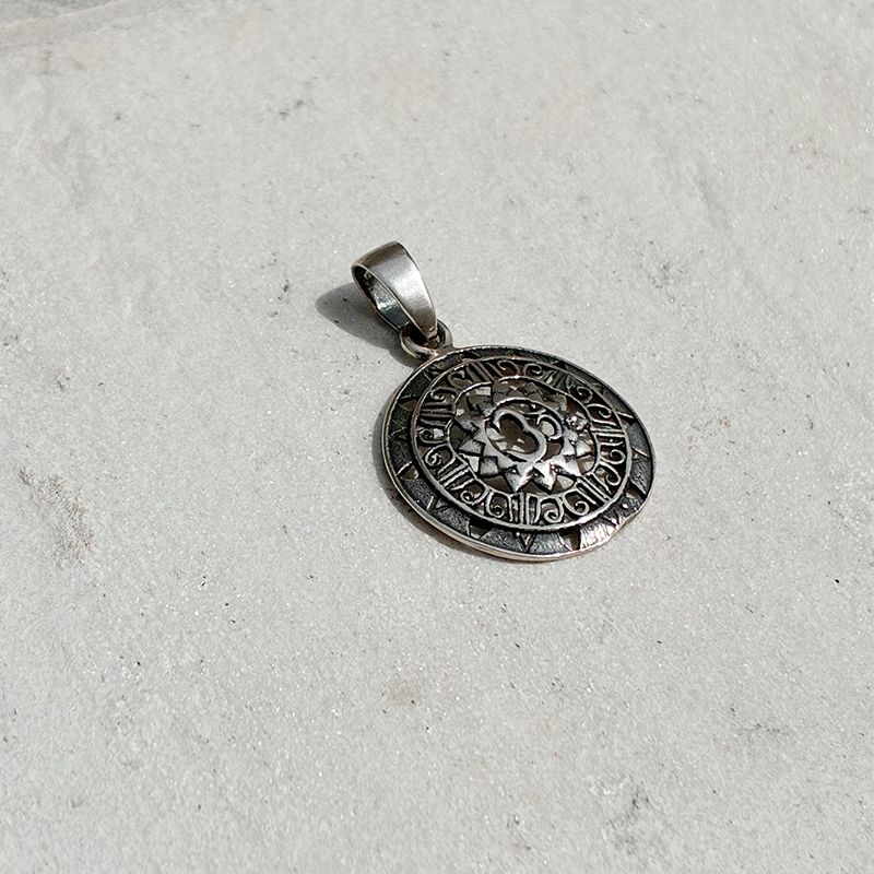 Pingente em formato de medalha com símbolo Om, em prata pura.