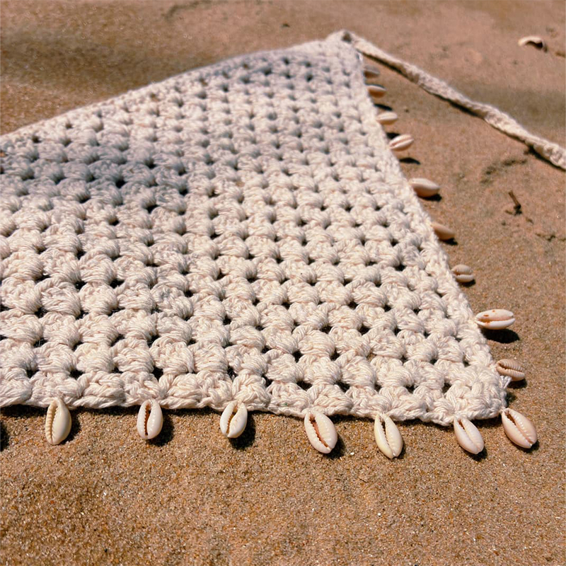 Bandana artesanal em crochê off white, com acabamento em búzios naturais.