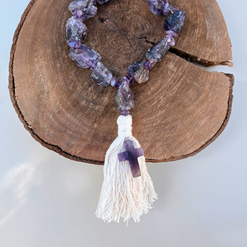 Terço Manto Violeta com pedras roxas, cruz e franja clara