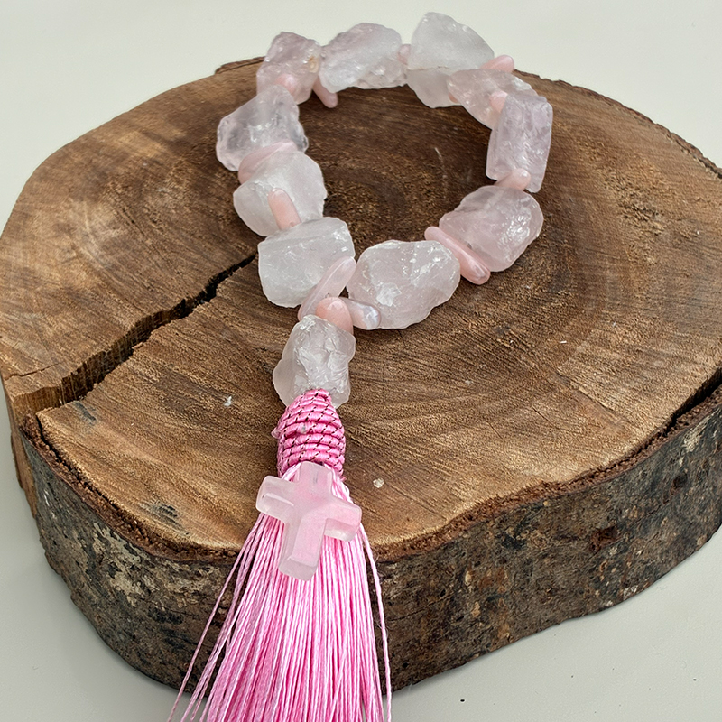 Terço Manto Rosa com pedras rosadas, cruz e franja rosa