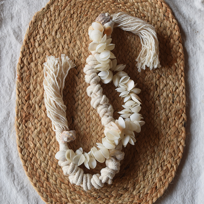 Colar de Mesa com Conchas Brancas