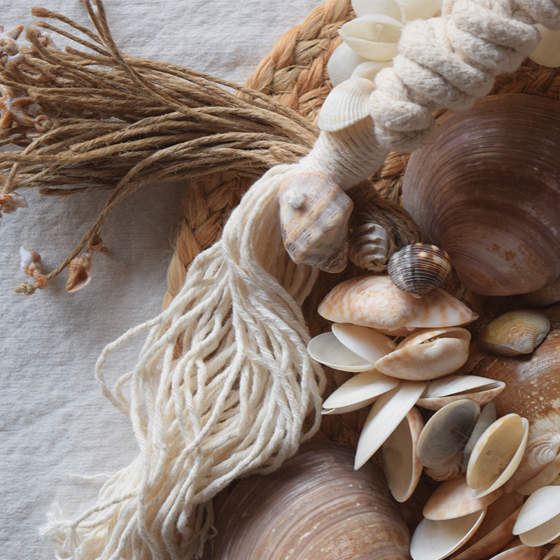 Colar de Mesa com Conchas Brancas artesanal — terceira imagem