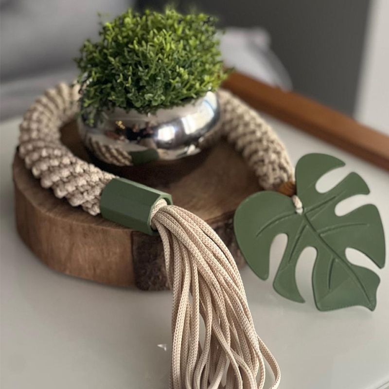 Colar decorativo com trama clara, folha verde e franjas