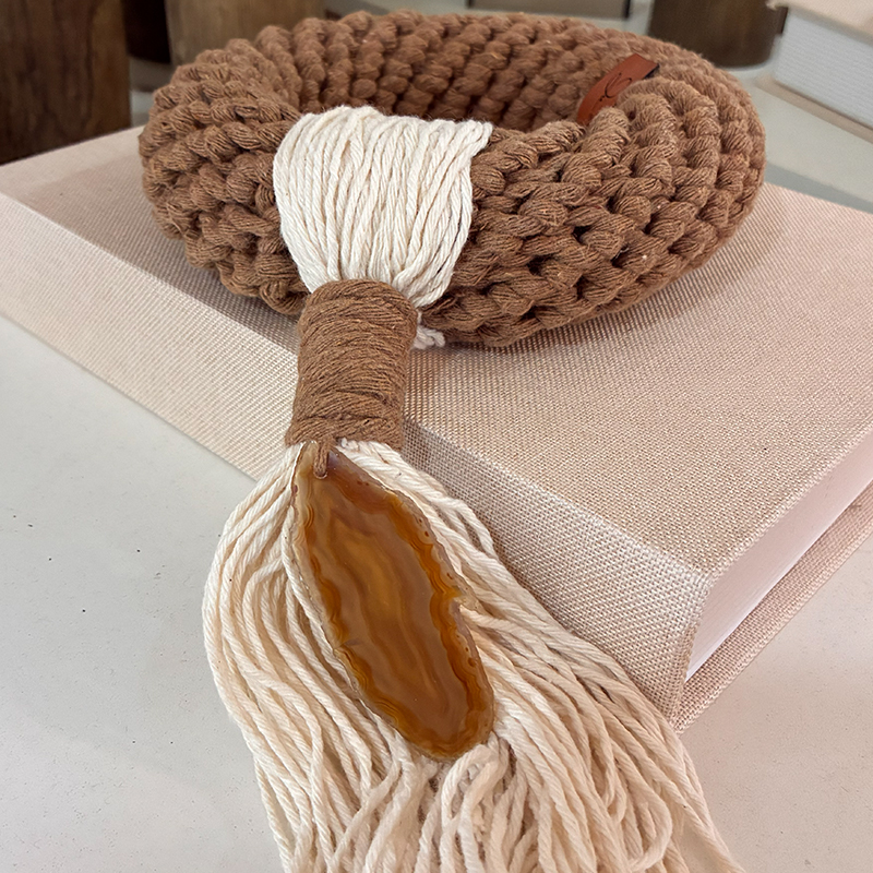 Colar de Mesa Circular Marrom com Pedra Bege artesanal — segunda imagem