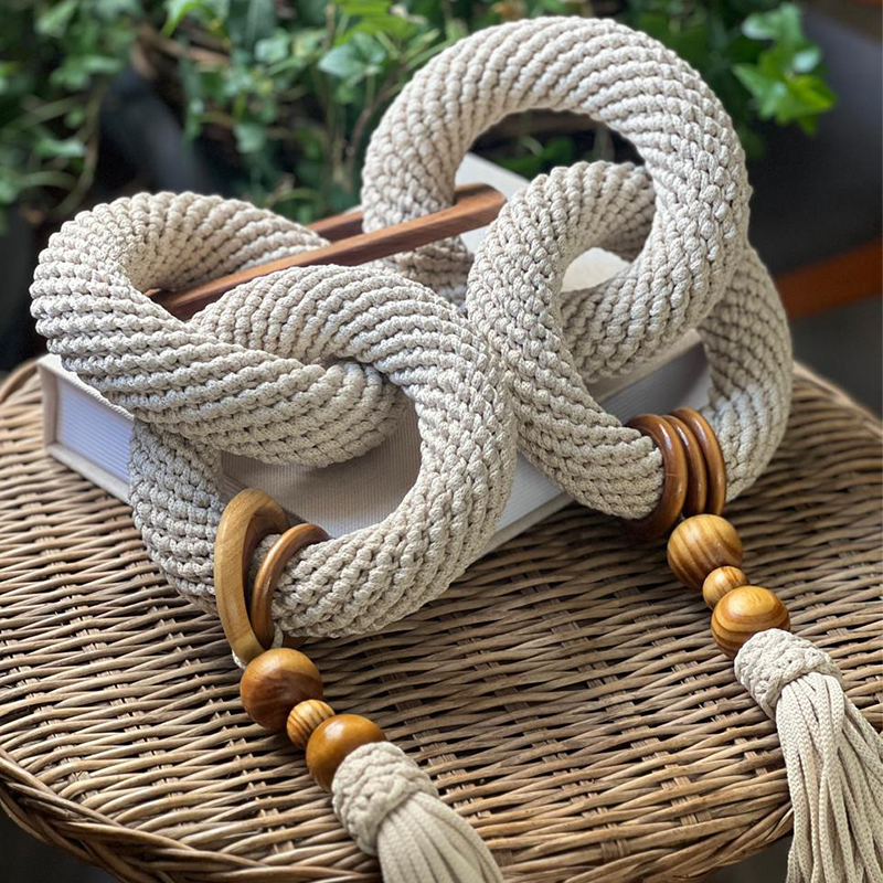 Colar de mesa em trama cru com argolas de madeira — detalhe