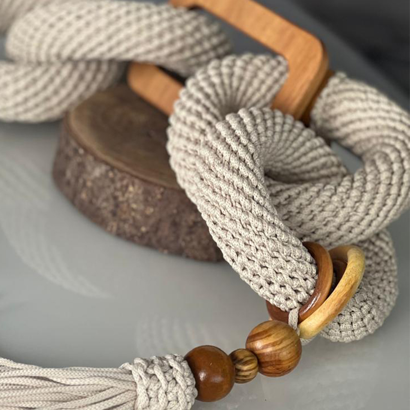 Colar de mesa em trama cru com argolas de madeira — detalhe