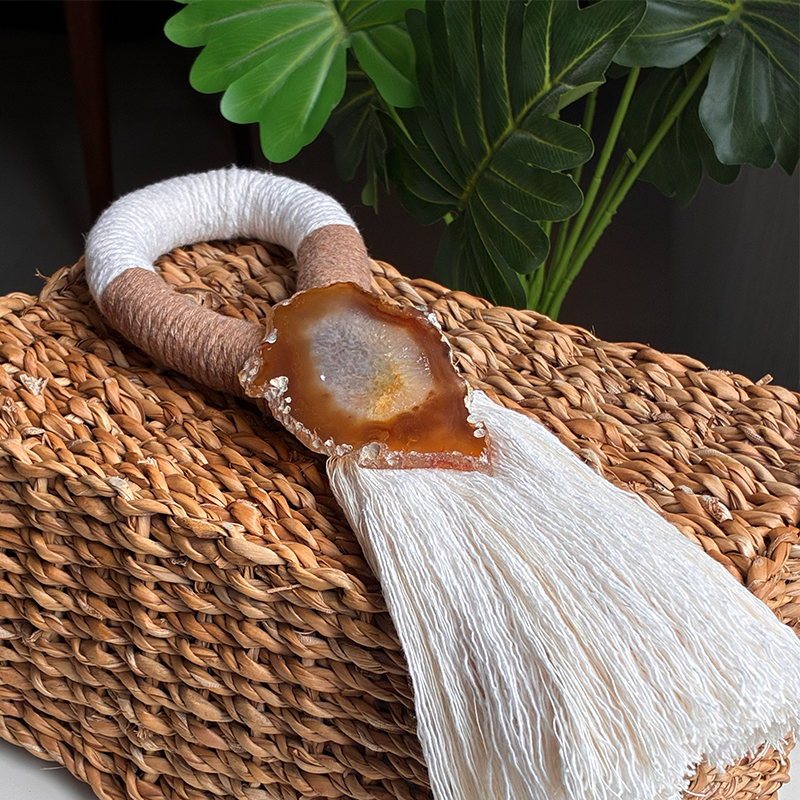 Elemento Areia Dourada com argola clara, pedra e franja