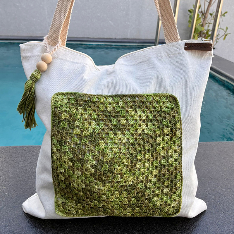 Bolsa Folhagem em tecido claro com painel quadrado de crochê verde